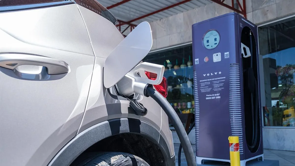 Eletroposto instalado em posto e empresa