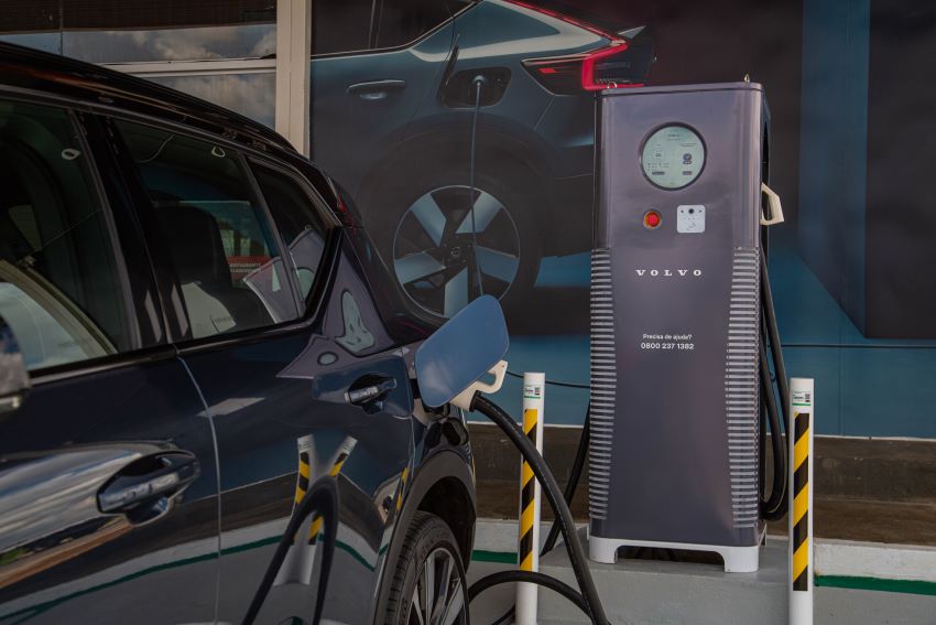 Eletroposto instalado em estacionamento comercial