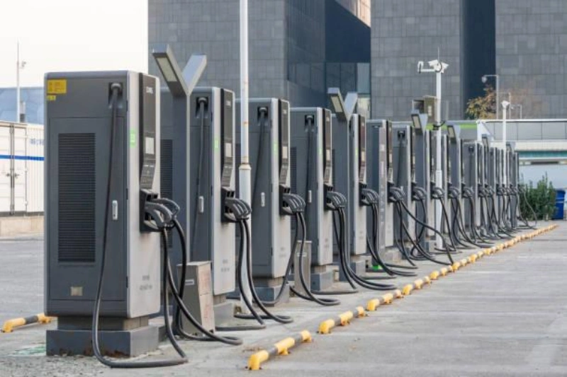 Eletroposto instalado em estacionamento de shopping