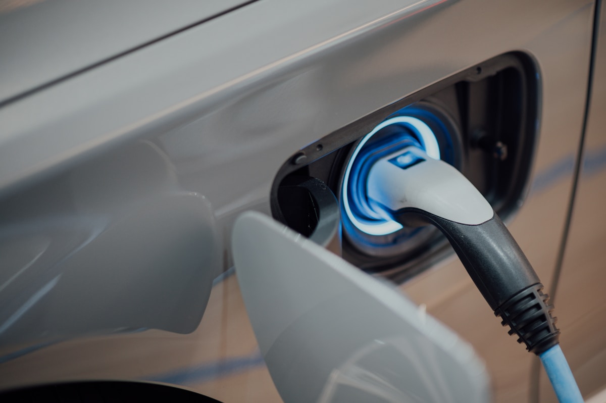 Eletroposto instalado em estacionamento comercial